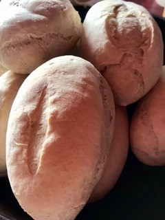 Una foto de Pan francés con paté fermenté