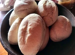 Una foto de Pan francés con paté fermenté
