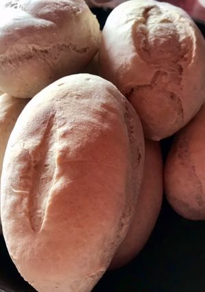 Una foto de Pan francés con paté fermenté