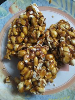 સીંગદાણાની ચીકી(Peanut chikki recipe in Gujarati) રેસીપી મુખ્ય ફોટો