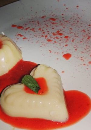 Una foto de Panna Cotta de coco con coulis de fresa 👨‍🍳👨‍🍳🍓