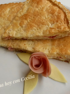 Una foto de Empanada de jamón y queso con masa de hojaldre