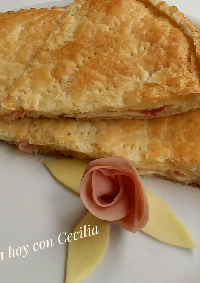 Una foto de Empanada de jamón y queso con masa de hojaldre