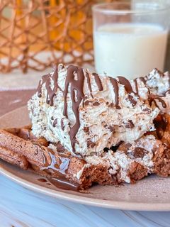 Una foto de Gofres de chocolate con helado Stracciatella