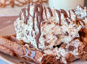 Una foto de Gofres de chocolate con helado Stracciatella