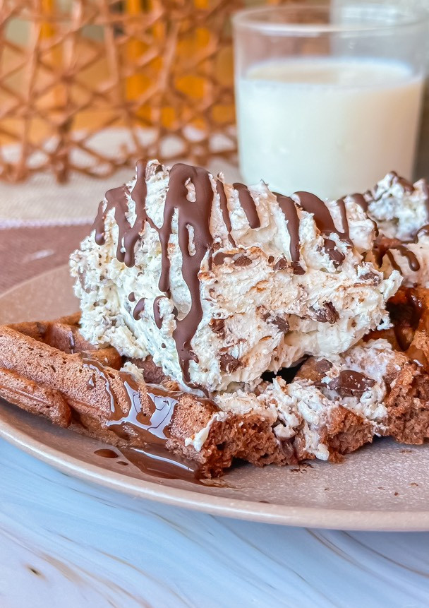 Una foto de Gofres de chocolate con helado Stracciatella