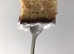 Una foto de Tres leches, Nutella y merengue suizo 🍰