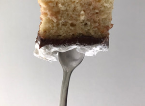Una foto de Tres leches, Nutella y merengue suizo 🍰