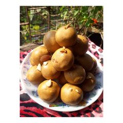 A picture of Besan ladoo.