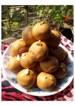 A picture of Besan ladoo.
