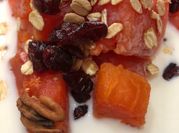 Una foto de yogurt griego con queso crema