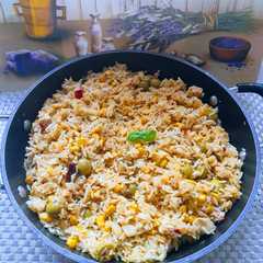 Egy serpenyős rizses csirke fokhagymával, kukoricával,babbal és olívabogyóval 🐤🐥🐣🌽🫒🧄🥣-レシピのメイン写真