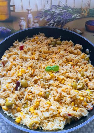 Egy serpenyős rizses csirke fokhagymával, kukoricával,babbal és olívabogyóval 🐤🐥🐣🌽🫒🧄🥣 recept fotója