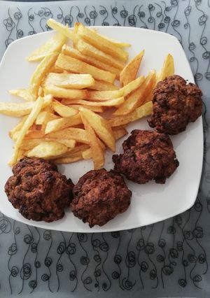 Φωτογραφία της συνταγής Μπιφτεκάκια με πατάτες τηγανητές