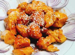 Hình của món Ức gà rim tỏi.