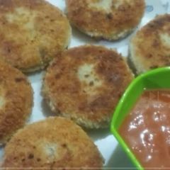 A picture of Crispy chicken and potato cutlets.