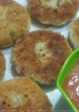 A picture of Crispy chicken and potato cutlets.