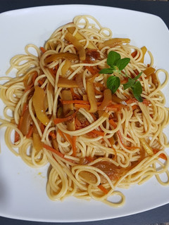 Una foto de Spaghetti, con vegetales al wock