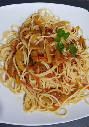 Una foto de Spaghetti, con vegetales al wock