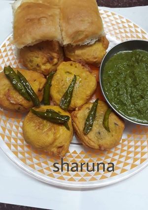 A picture of Vada paav.