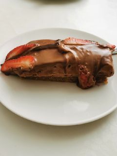 Csokoládé torta eperrel sütés nélkül 🍓🥧 recept fotója