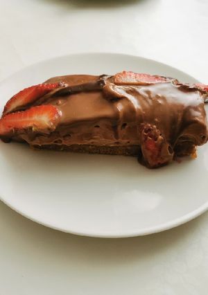 Csokoládé torta eperrel sütés nélkül 🍓🥧 recept fotója