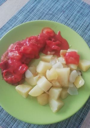 Hús szelet paradicsomos mártásban, tepsiben sült burgonyával recept fotója