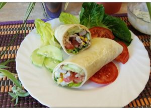 Hình của món #cleaneating wraps với thịt heo, salad và sốt sữa chua dưa leo.