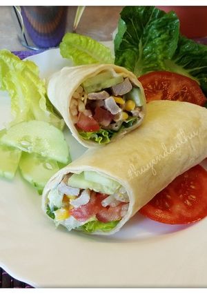 Hình của món #cleaneating wraps với thịt heo, salad và sốt sữa chua dưa leo.