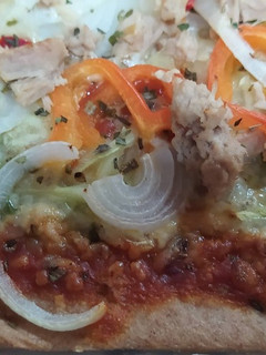 Una foto de Pizza vegetal y atún, con masa de harina de espelta