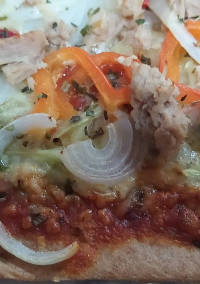 Una foto de Pizza vegetal y atún, con masa de harina de espelta