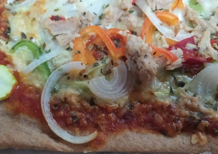 Pizza vegetal y atún, con masa de harina de espelta
