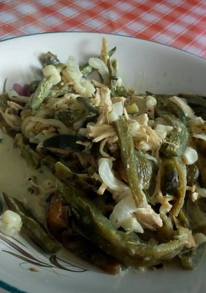 Una foto de Pollo con rajitas poblanas