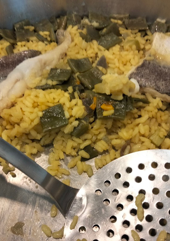 Una foto de Arroz de merluza