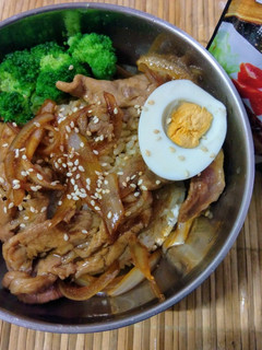 かにの照燒豬肉蓋飯 的食譜成品照片