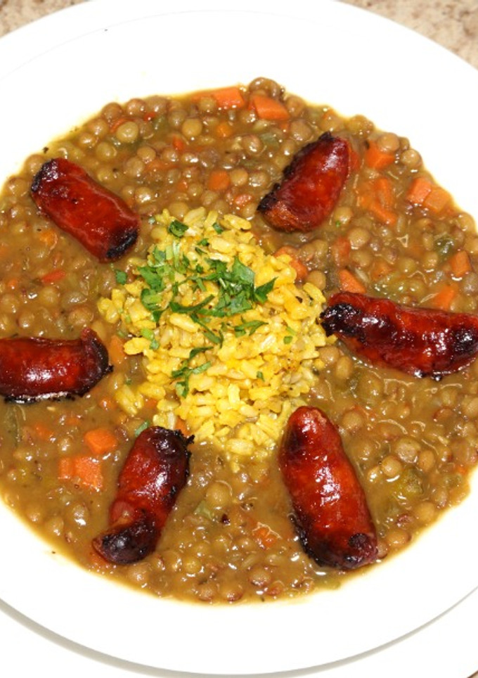 Una foto de Lentejas a la jardinera con arroz azafrán y choricillos