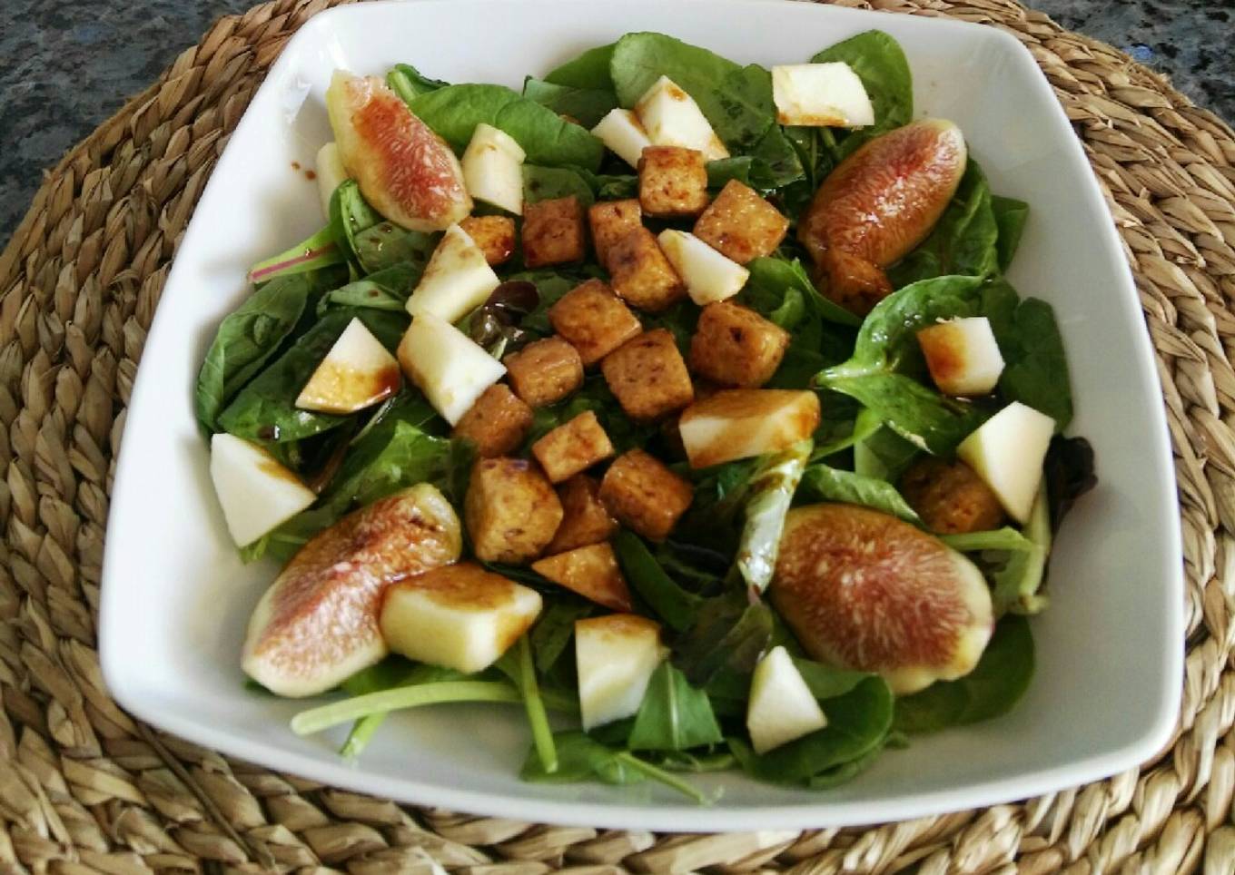 Ensalada de espinacas, higos, tofu y manzana