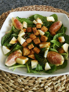 Una foto de Ensalada de espinacas, higos, tofu y manzana