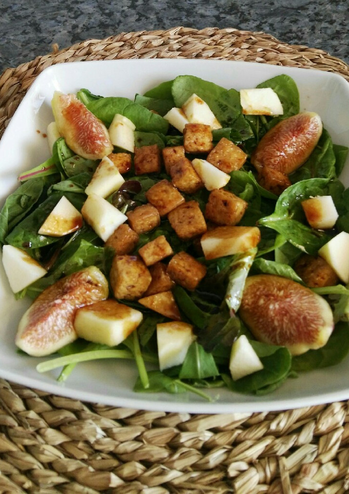 Una foto de Ensalada de espinacas, higos, tofu y manzana