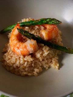 Una foto de Risotto con langostinos y espárragos verdes