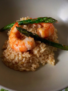 Una foto de Risotto con langostinos y espárragos verdes
