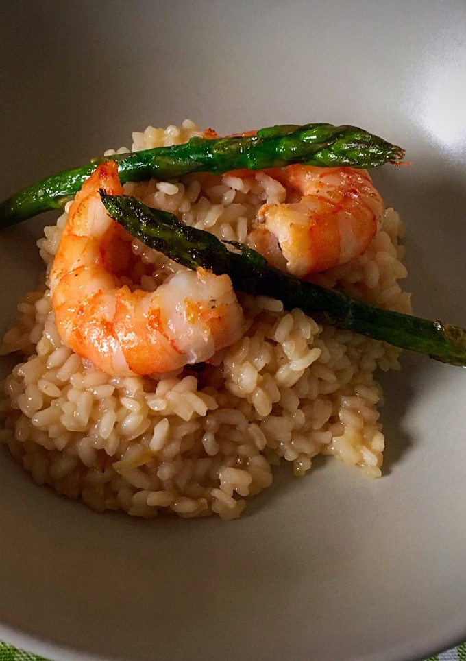 Una foto de Risotto con langostinos y espárragos verdes