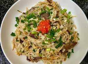 Hình của món Bánh Đa Xào Lòng Gà Với Măng Và Nấm Hương.