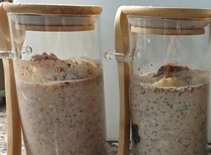 Una foto de Avena trasnochada de cacao y banana saludable
