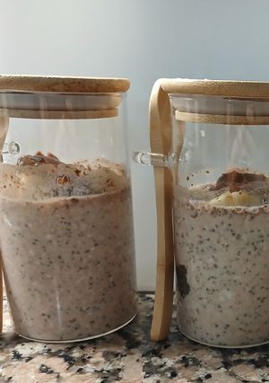 Una foto de Avena trasnochada de cacao y banana saludable