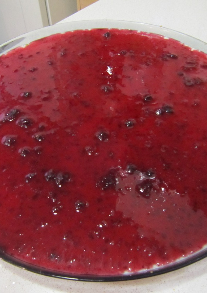 Una foto de Pastel de cuajada con mermelada de frutos rojos