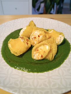 Una foto de Lumaconi relleno de Salmón y queso con salsa de espinacas (Airfryer)