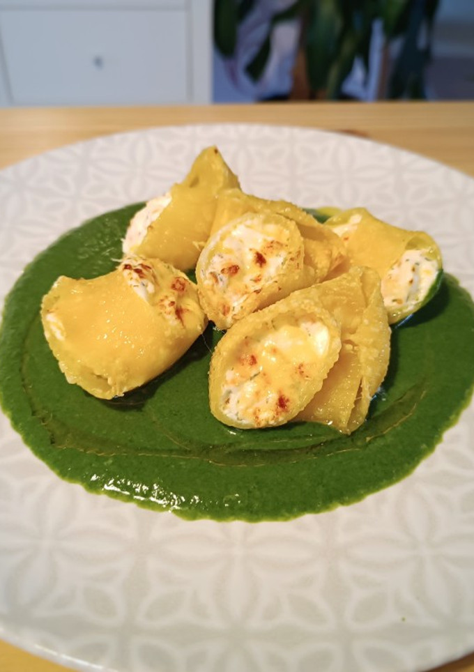 Una foto de Lumaconi relleno de Salmón y queso con salsa de espinacas (Airfryer)