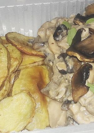 Una foto de Pollo al champiñón con papas rústicas