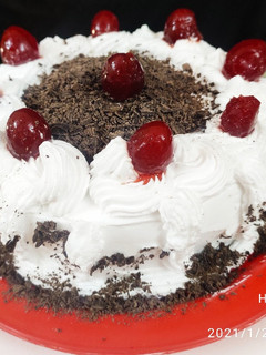 એગલેસ બ્લેક ફોરેસ્ટ કેક (Eggless Black Forest cake recipe in Gujarati) રેસીપી મુખ્ય ફોટો